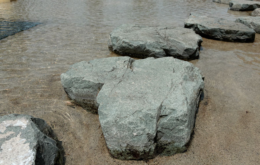 由谷石（よしたんいし）　採石場　富山県朝日町大平　糸魚川市　デイサイト　Dacite　安山岩