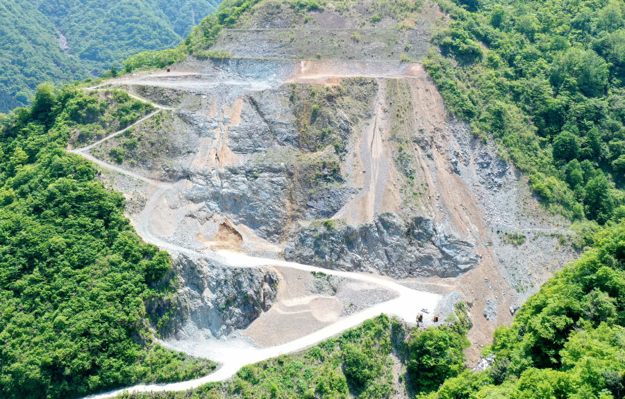 由谷石（よしたんいし）　採石場　富山県朝日町大平　糸魚川市　デイサイト　Dacite　安山岩