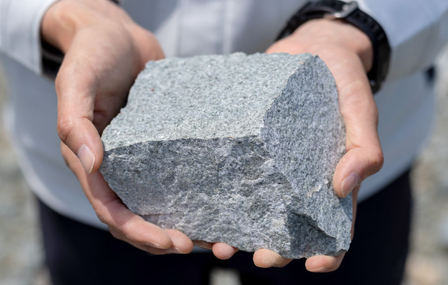 由谷石（よしたんいし）　採石場　富山県朝日町大平　糸魚川市　デイサイト　Dacite　安山岩