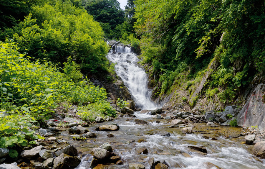 由谷石（よしたんいし）　採石場　富山県朝日町大平　糸魚川市　デイサイト　Dacite　安山岩