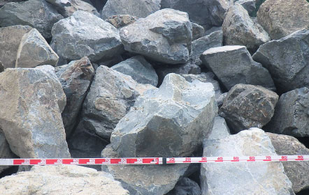 施工事例　由谷石（よしたんいし）　採石場　富山県朝日町大平　糸魚川市　デイサイト　Dacite　安山岩