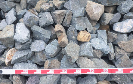 施工事例　由谷石（よしたんいし）　採石場　富山県朝日町大平　糸魚川市　デイサイト　Dacite　安山岩